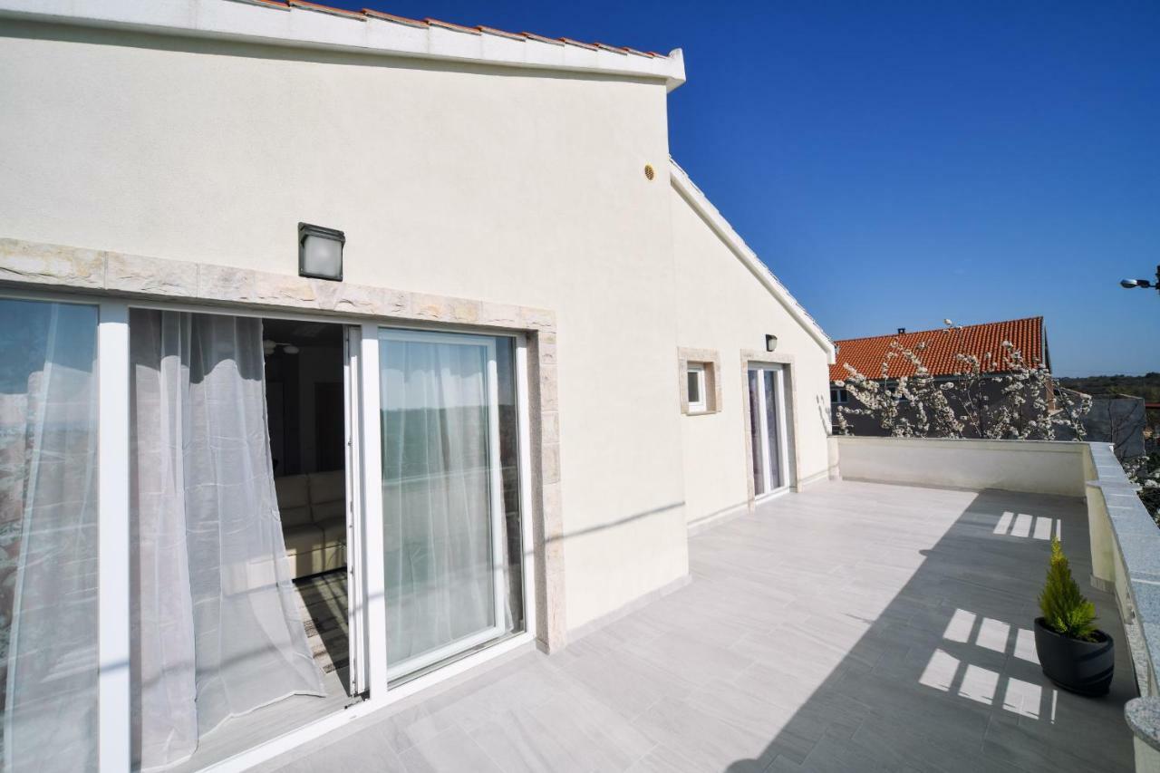 Hotel Apartman Novokmet-Crno Zadar Exterior foto